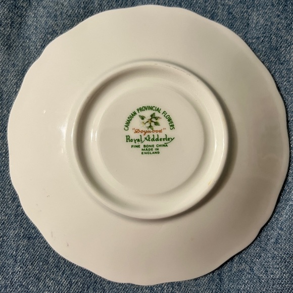 Vintage- Royal Adderley cup & saucer, Canadian provincial flowers series - Picture 9 of 9